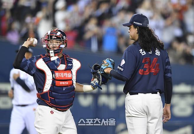 롯데 자이언츠 김원중이 승리를 지켜낸 뒤 포수 정보근과 하이파이브를 하고 있다. 사진 | 박진업 기자 upandup@sportsseoul.com