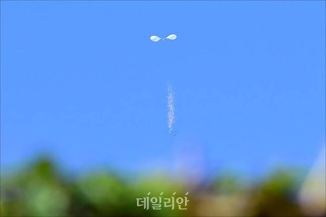 지난해 10월 2일 오전 서울 여의도 국회의사당 인근 상공에서 북한에서 보낸 것을 추정되는 오물 풍선이 관측되고 있다. ⓒ데일리안 홍금표 기자