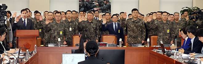 김선호 국방부 장관 직무대행을 비롯한 군 관계자들이 14일 서울 여의도 국회에서 열린 ‘윤석열 정부의 비상계엄 선포를 통한 내란 혐의 진상규명 국정조사 특별위원회’ 전체회의에 증인으로 출석해 증인 선서를 하고 있다. 김경호 선임기자 jijae@hani.co.kr