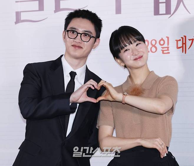 배우 도경수, 원진아가 14일 오후 서울 강남구 메가박스 코엑스에서 열린 영화 '말할 수 없는 비밀' 언론배급시사회 및 기자간담회에 참석해 포즈를 취하고 있다. '말할 수 없는 비밀'은 시간의 비밀이 숨겨진 캠퍼스 연습실에서 유준과 정아가 우연히 마주치면서 시작되는, 기적 같은 마법의 순간을 담은 판타지 로맨스 영화. 28일 개봉. 서병수 기자 qudtn@edaily.co.kr /2025.01.14/