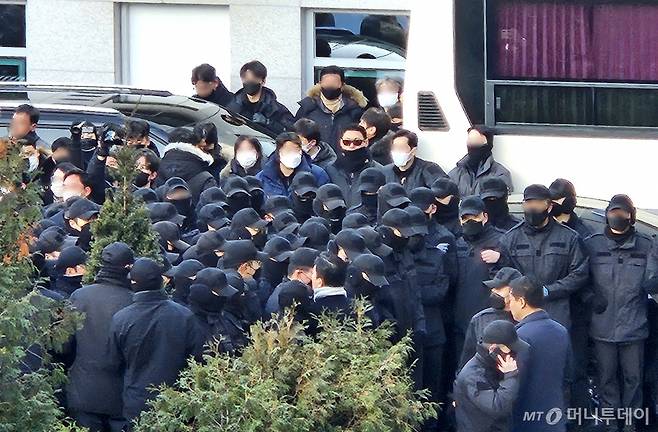 (서울=뉴스1) 장시온 기자 = 이대환 고위공직자범죄수사처(공수처) 부장검사 등 공수처 수사관들이 3일 오전 8시 30분 경 서울 용산구 한남동 대통령 관저 검문소에 진입해 윤석열 대통령에 대한 체포영장을 집행하려 하자 육군 수도방위사령부 55경비단 병력이 수사관들을 둘러싸 저지하고 있다. 2024.1.3/뉴스1 Copyright (C) 뉴스1. All rights reserved. 무단 전재 및 재배포, AI학습 이용 금지. /사진=(서울=뉴스1) 장시온 기자