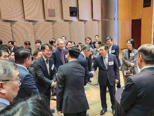 장인화 철강협회장이 14일 신년인사회에서 참석자들과 인사를 나누고 있다. /사진=박미리 기자