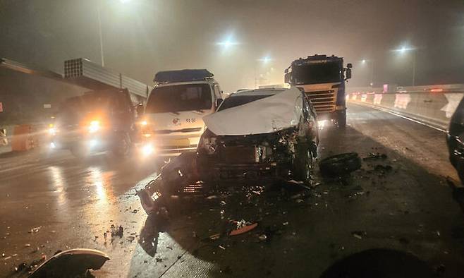 14일 경기 고양시 서울문산고속도로 문산 방향 고양분기점 인근에서 차량 43대의 다중추돌 사고가 발생해 차량이 뒤엉켜 있다. 경기도북부소방재난본부 제공