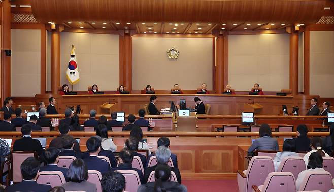 윤석열 대통령 탄핵 심판의 첫 변론기일인 14일 오후 서울 종로구 헌법재판소에 재판관들이 심판정에 앉아 있다. ⓒ시사저널 임준선