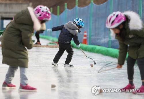 추운 날이 좋아요 (서울=연합뉴스) 신준희 기자 = 서울 서초구 양재천 얼음썰매장을 찾은 어린이들이 팽이치기를 하고 있다. 2018.1.4
hama@yna.co.kr