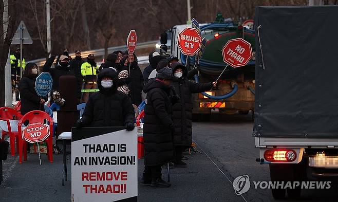사드 갈등 10년째 (성주=연합뉴스) 윤관식 기자 = 14일 오전 미군 사드(THAAD·고고도미사일방어체계) 기지 출입로인 경북 성주군 초전면 소성리 진밭교에서 사드 반대 단체 회원들이 사드 기지로 향하는 차량에 비판 구호를 외치고 있다.
사드 기지 갈등은 2016년 사드 배치 적합지로 성주군이 결정되며 10년째 계속되고 있다. 2025.1.14 psik@yna.co.kr