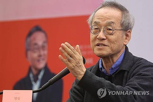 최재천 이화여대 석좌교수 (서울=연합뉴스) 류효림 기자 = 최재천 이화여대 석좌교수가 14일 오후 서울 중구 프레스센터에서 열린 '양심' 출간 기념 기자간담회에서 인사말을 하고 있다. 2025.1.14