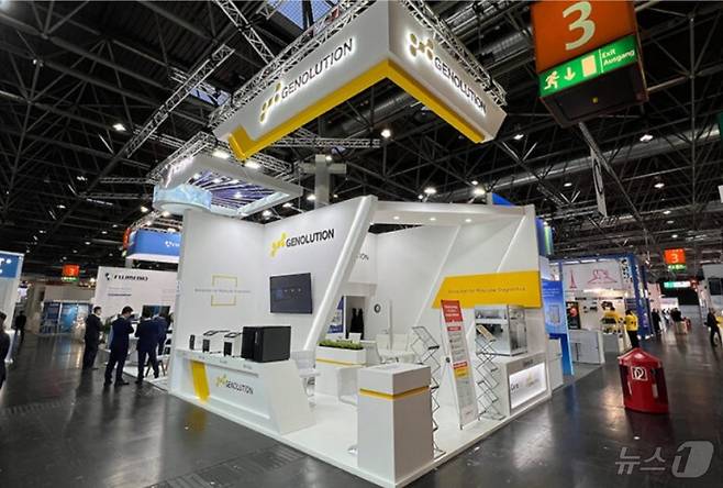 2024년 11월 독일 뒤셀도르프에서 열린 국제의료기기전시회 '메디카'에 참가한 제놀루션 부스(제놀루션 홈페이지 갈무리)