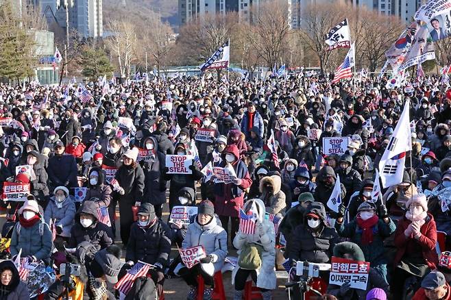 고위공직자범죄수사처(공수처)가 윤석열 대통령을 내란 수괴 혐의로 체포해 조사하고 있는 15일 오후 경기도 과천시 공수처가 위치한 정부과천청사 앞에서 윤 대통령 지지자들이 시위하고 있다. 사진=박범준 기자