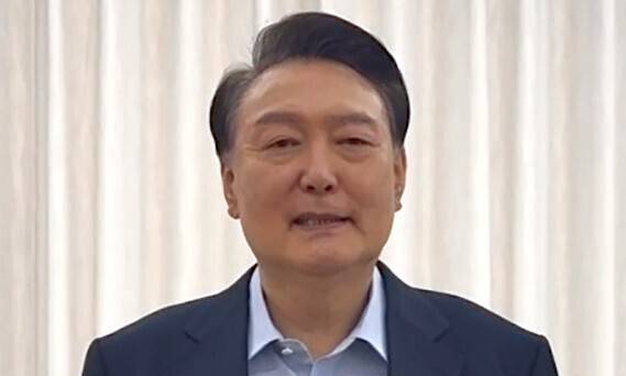 내란죄 피의자인 윤석열 대통령이 15일 오전 서울 한남동 관저에서 공수처의 체포영장이 집행되기 전 대국민 담화를 발표하고 있다. 대통령실 제공