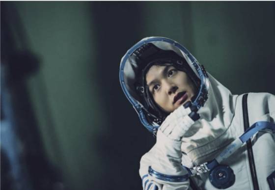 드라마 '별들에게 물어봐' 주인공 공룡(이민호)은 700억원을 내고 우주선에 탑승한 관광객이다. 사진 tvN