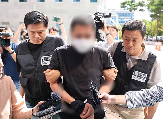 영장 심사를 받기 위해 청주지방법원으로 들어가는 김 씨.