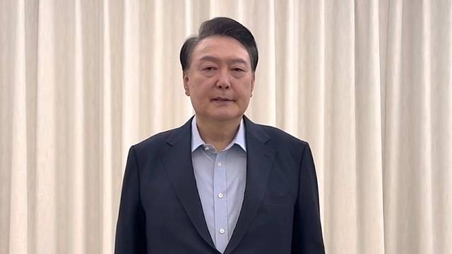 윤석열 대통령이 고위공직자범죄수사처와 경찰이 체포영장 재집행에 나선 15일 관저에서 촬영된 것으로 보이는 영상을 통해 '국민께 드리는 말씀' 제하의 대국민 담화를 발표하고 있다. 대통령실 제공