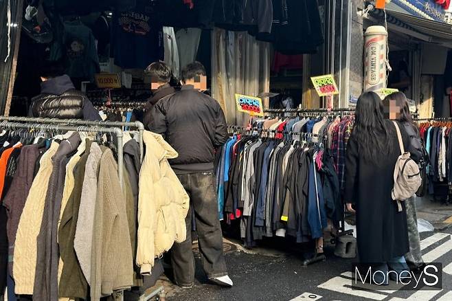 시장 안쪽의 빈티지샵에도 젊은 소비자들의 발길이 이어졌다. /사진=정연 기자