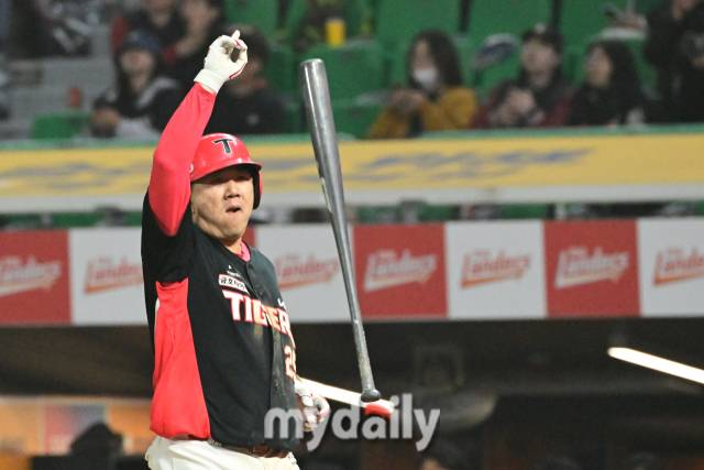 2024년 4월 16일 인천SSG랜더스필드에서 진행된 '2024 신한 SOL 뱅크 KBO 리그' 기아-SSG의 경기. KIA 이우성이 8회초 1사 역전 솔로 홈런을 때린 뒤 환호하고 있다./마이데일리