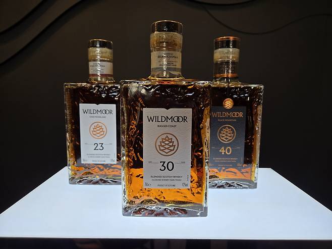 왼쪽부터 ‘와일드무어 23년 다크 무어랜드’, ‘와일드무어 30년 러기드 코스트’, ‘와일드무어 40년 블랙 마운틴’. 정석준 기자