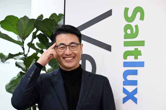이경일 솔트룩스 대표가 13일 서울 송파구 솔트룩스 본사에서 서울경제신문과 인터뷰를 진행하기에 앞서 포즈를 취하고 있다. 조태형 기자