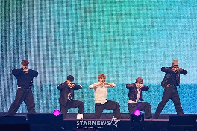 그룹 디어 앨리스가 12일 서울 고척스카이돔에서 진행된 에스엠타운 라이브 2025 '더 컬처, 더 퓨처' 인 서울(SMTOWN LIVE 2025 'THE CULTURE, THE FUTURE' in SEOUL) 콘서트에서 멋진 무대를 펼치고 있다. /사진제공=SM엔터테인먼트 2025.01.12 /사진=이동훈 photoguy@