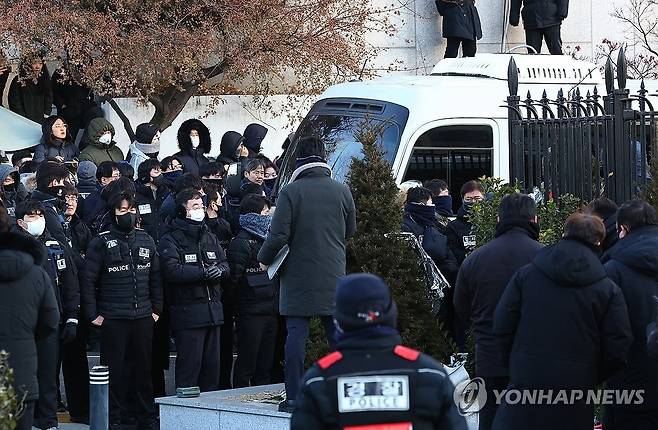 관저 나오는 미니버스 (서울=연합뉴스) 서대연 기자 = 고위공직자범죄수사처(공수처)와 경찰이 윤석열 대통령에 대한 2차 체포영장 집행에 나선 15일 용산구 한남동 대통령 관저에서 미니버스 한 대가 나오고 있다. 2025.1.15 dwise@yna.co.kr