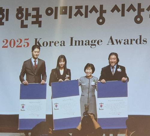 제21회 한국이미지상 시상식 수상자들 (서울=연합뉴스) 김경윤 기자 = 15일 오후 서울 강남구 그랜드 인터컨티넨탈 서울 파르나스 호텔에서 열린 제21회 한국이미지상 시상식에서 수상한 오상욱 선수(좌측부터), 신유빈 선수, 에드워드 리 셰프. 2025.1.15 heeva@yna.co.kr