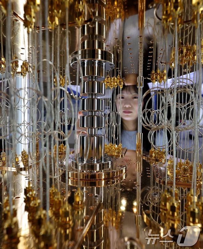 지난해 6월 25일 오후 경기 고양시 킨텍스에서 열린 퀀텀 코리아 2024에 참가한 한국표준과학연구원 관계자가 양자컴퓨터 모형을 설명하고 있다. 2024.6.25/뉴스1 ⓒ News1 장수영 기자