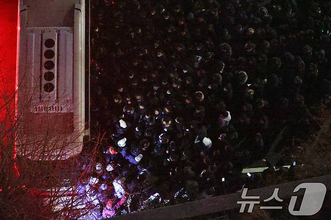 고위공직자범죄수사처(공수처)와 경찰로 구성된 공조수사본부가 윤석열 대통령에 대한 2차 체포영장 집행에 돌입한 15일 오전 공수처 수사관들과 경찰 인력이 서울 용산구 한남동 대통령 관저로 진입하며 윤 대통령 지지자들과 대치하고 있다. 2025.1.15/뉴스1 ⓒ News1 신웅수 기자