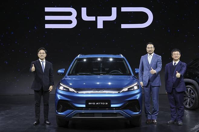 16일 오전 인천 중구 상상플랫폼에서 열린 중국 전기차 브랜드 'BYD 승용 브랜드 런칭 미디어 쇼케이스'에서 조인철 BYD코리아 승용부문 대표, 류쉐량 BYD 아시아태평양 자동차 영업사업부 총경리, 딩하이미아오 BYD코리아 대표가 아토3와 함께 기념사진을 찍고 있다.