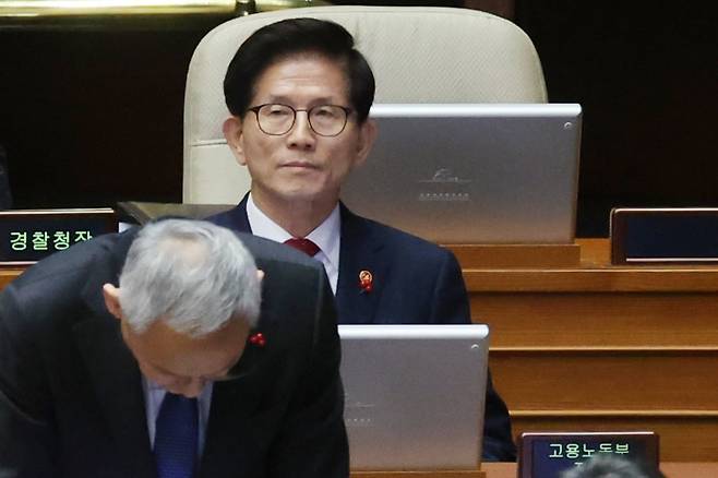 김문수 고용노동부 장관이 11일 오후 국회 본회의에서 진행된 '윤석열 대통령 위헌적 비상계엄 선포 내란행위 관련 긴급현안질문'에서 더불어민주당 서영교 의원의 사과요구를 거부한 채 다른 국무위원들과 달리 자리에 앉아 있다. 연합뉴스