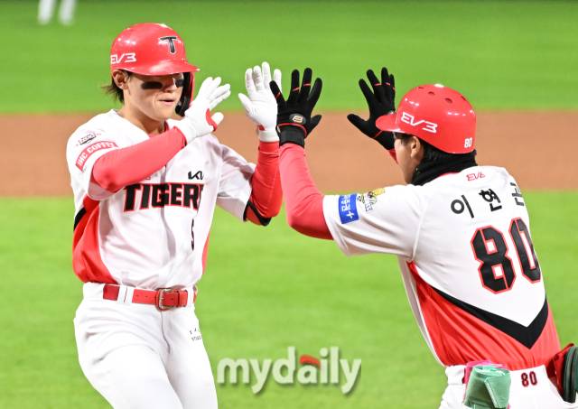 23일 오후 광주광역시 임동 광주기아챔피언스필드에서 진행된 '2024 프로야구 KBO리그 포스트시즌' 한국시리즈 2차전 KIA타이거즈와 삼성라이온즈와의 경기. 기아 김도영이 2회말 2사에서 솔로홈런을 터뜨린뒤 환호하고 있다./광주=송일섭 기자 andlyu@mydaily.co.kr