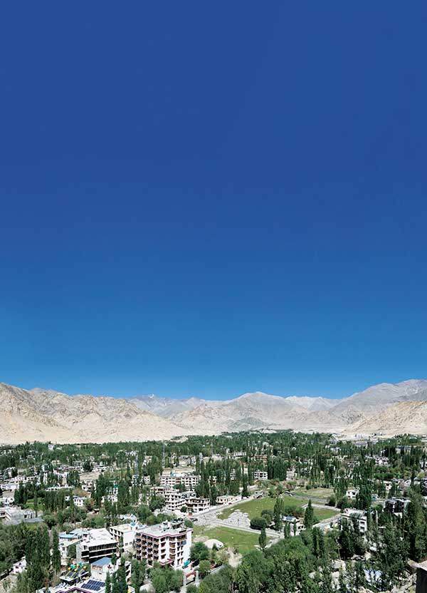 레 팰리스에서 내려다 본 레 시내.