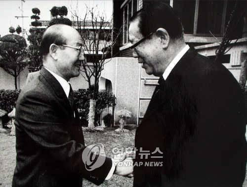 악수 하는 최규하 전두환 전 대통령 전두환 전 대통령이 29일 오전 서교동 최규하 전 대통령 자택을 찾아 악수를 나누는 모습. 1988(본사자료) (서울 =연합)<저작권자 ⓒ 2001 연 합 뉴 스. 무단전재-재배포 금지.>