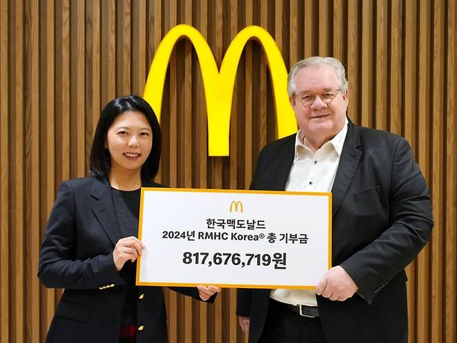 한국맥도날드가 RMHC Korea에 역대 최대 금액인 약 8억1000만원의 기부금을 전달했다고 17일(금) 밝혔다 (사진 왼쪽부터 김기원 한국맥도날드 대표이사, 제프리 존스 RMHC Korea 회장)