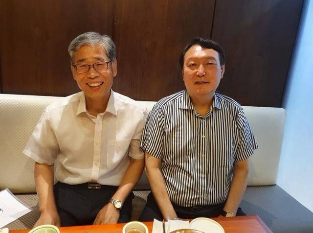 ▲신평 변호사(왼쪽)와 윤석열 대통령(오른쪽). ⓒ신평 변호사 페이스북 캡처.