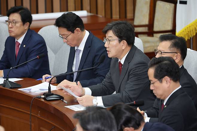 권성동 국민의힘 원내대표가 17일 오전 서울 여의도 국회에서 열린 원내대책회의에서 발언하고 있다. ⓒ연합뉴스