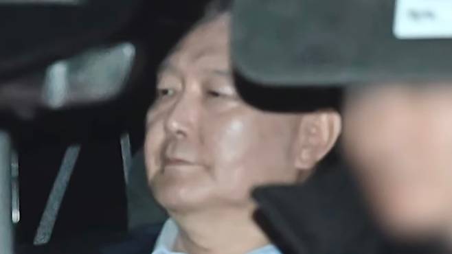 내란 우두머리 혐의로 체포된 윤석열 대통령이 15일 오후 경기 과천 고위공직자범죄수사처(공수처)에서 조사를 마친 후 차량을 타고 서울구치소로 이동하고 있는 모습. (SBS 캡처)