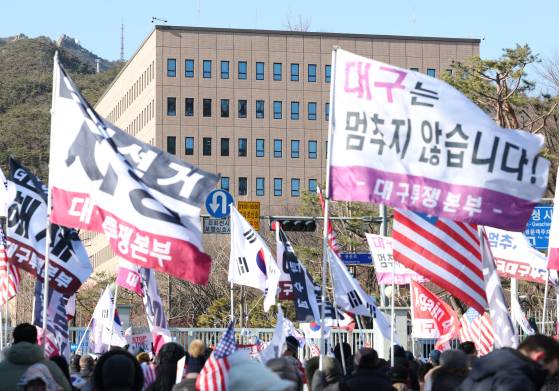지난 15일 오후 경기 과천시 정부과천청사 앞에서 보수단체 회원들이 윤석열 대통령 지지·응원 집회를 하고 있다. 뉴스1