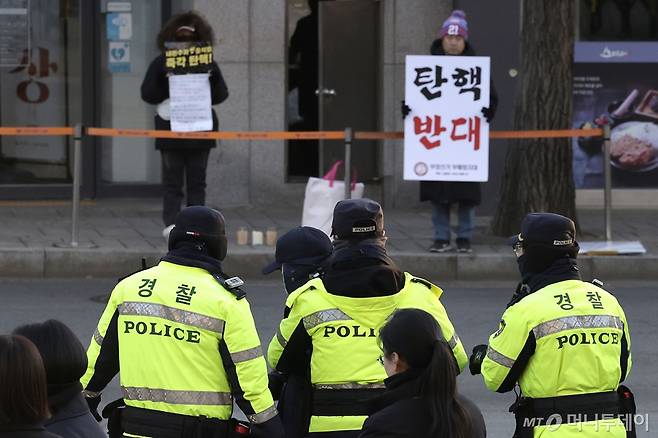 서울 종로구 헌법재판소 앞에서 각각 탄핵 찬성과 반대를 촉구하는 1인 시위를 하고 있는 가운데 경찰이 헌법재판소 무단 출입을 막고 있다./사진=뉴시스 /사진=최동준