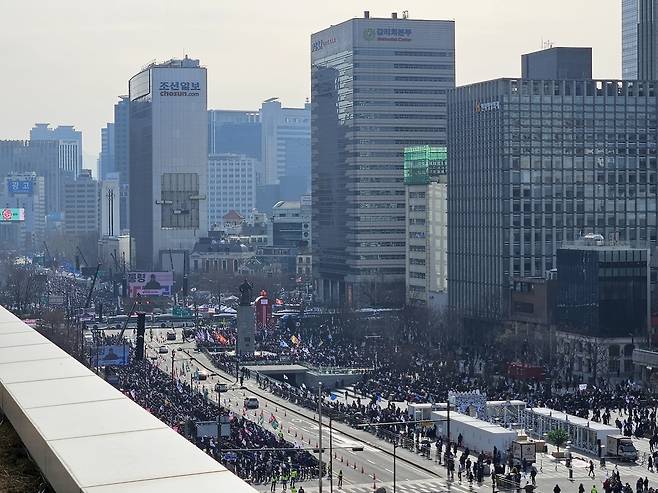18일 오후 3시께 서울 광호문 일대에서 대한민국바로세우기국민운동본부 집회가 진행되고 있다. 이용경 기자.