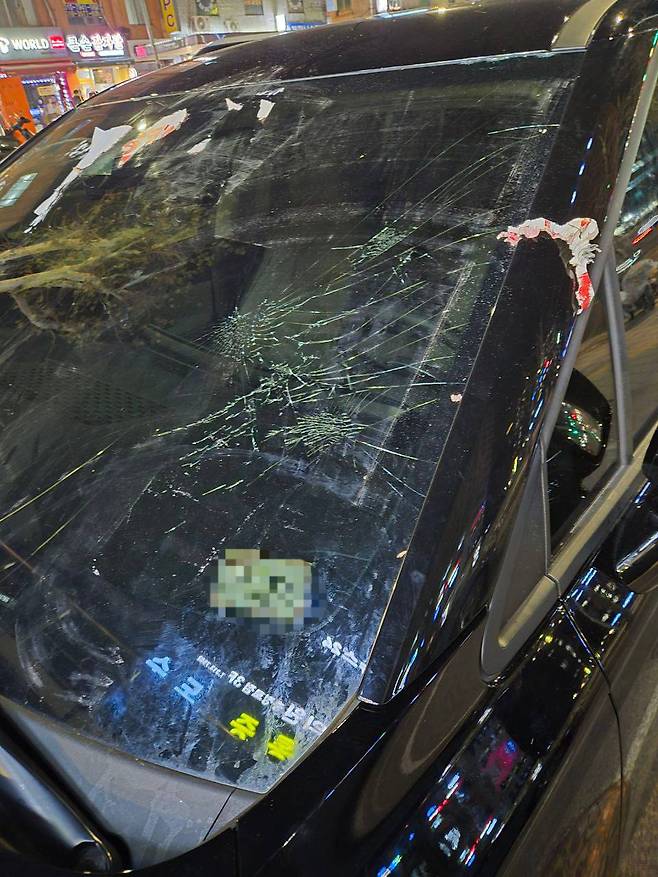 내란 우두머리 혐의로 체포된 윤석열 대통령의 구속 전 피의자심문(영장실질심사)이 종료된 1월18일 서울 마포구 공덕역 인근에서 고위공직자범죄수사처(공수처) 차량의 앞유리 등 차체가 윤 대통령 지지자들의 항의 시위로 파손돼 있다. ⓒ 공수처 제공