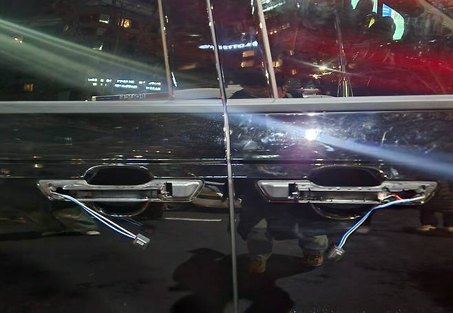 내란 우두머리 혐의로 체포된 윤석열 대통령의 구속 전 피의자심문(영장실질심사)이 종료된 1월18일 서울 마포구 공덕역 인근에서 고위공직자범죄수사처(공수처) 추정 차량의 차문 손잡이가 윤 대통령 지지자들의 항의 시위로 파손돼 있다. ⓒ 공수처 제공