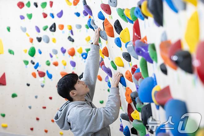 23일 경기 부천시 몽키즈 클라이밍 부천중동점에서 박성진 대표가 볼더링 시범을 보이고 있다. 2024.12.23/뉴스1 ⓒ News1 이승배 기자