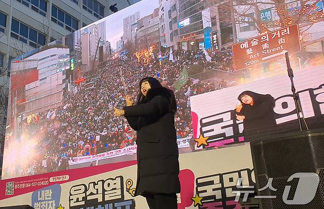 이은일 광주 수어통역센터 팀장이 지난해 12월 14일 '윤석열 대통령 퇴진' 광주 동구 금남로 집회 무대에서 수어 통역을 진행하고 있다. (본인제공)2025.1.18/뉴스1