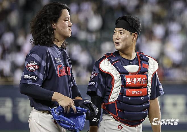 롯데 마무리 김원중이 LG전에서 승리한 후 강태율과 더그아웃으로 들어가고 있다. 사진 | 롯데 자이언츠