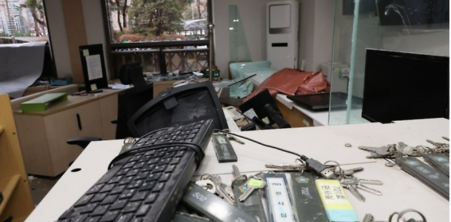 윤석열 대통령이 내란 우두머리 혐의로 구속되자 일부 윤 대통령 지지자들이 서울서부지방법원 내부로 난입해 불법폭력사태를 일으킨 19일 오후 서부지법 내부의 한 사무실과 집기류 등이 파손돼 있다. 연합뉴스