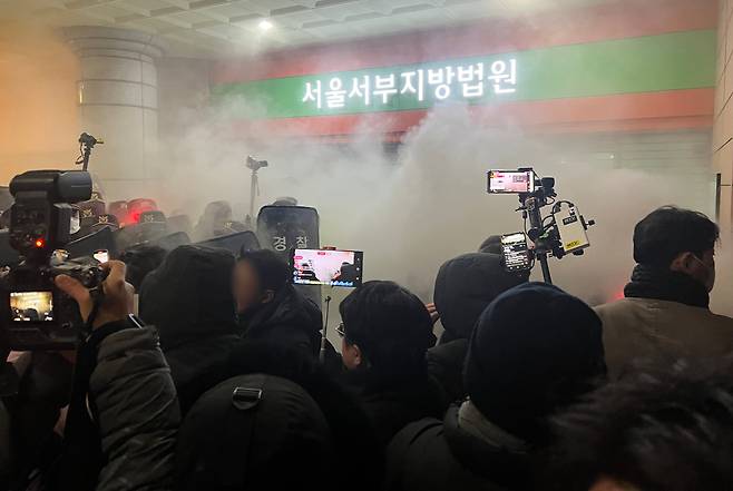 19일 새벽 윤석열 대통령에 대한 구속영장이 발부되자 서울 서부지법에 지지자들이 진입해 소화기를 뿌리며 난동을 부리고 있다. /뉴스1