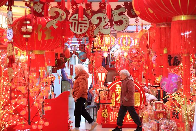 지난달 29일(현지 시각) 중국 장쑤성의 한 시장에서 시민들이 크리스마스 장식품을 구매하고 있다. / 신화통신=연합뉴스