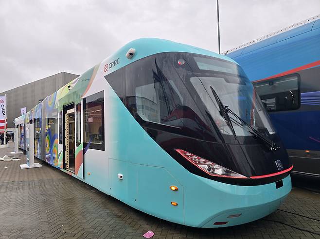 중국의 CRRC가 지난해 독일 베를린의 '이노트랜스'에서 전시한 TRT 차량. 강갑생 기자