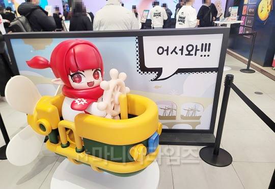 던파 팝업 스토어 '스노우메이지 인 강남' 1층에서 들어가자마 볼 수 있는 '스노우메이지' 조형물. 사진 : 이동근 기자