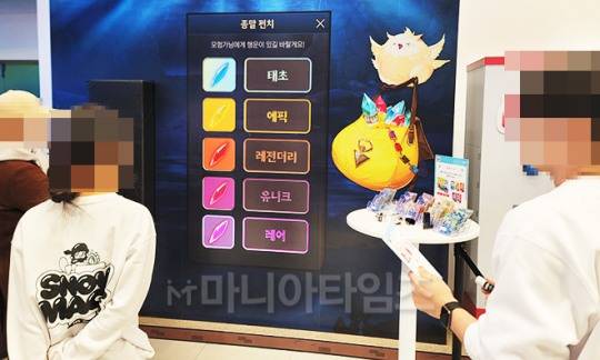 던파 팝업 스토어 '스노우메이지 인 강남' 1층에서 만날 수 있는 '종말 펀치'. 펀치 기계 점수에 따라 보상이 제공된다. 사진 : 이동근 기자