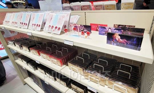 던파 팝업 스토어 '스노우메이지 인 강남' 2층에서 판매중인 굿즈들. 사진 촬영 : 이동근 기자